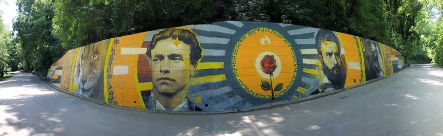 Панорама на 50-метровата стена с графита